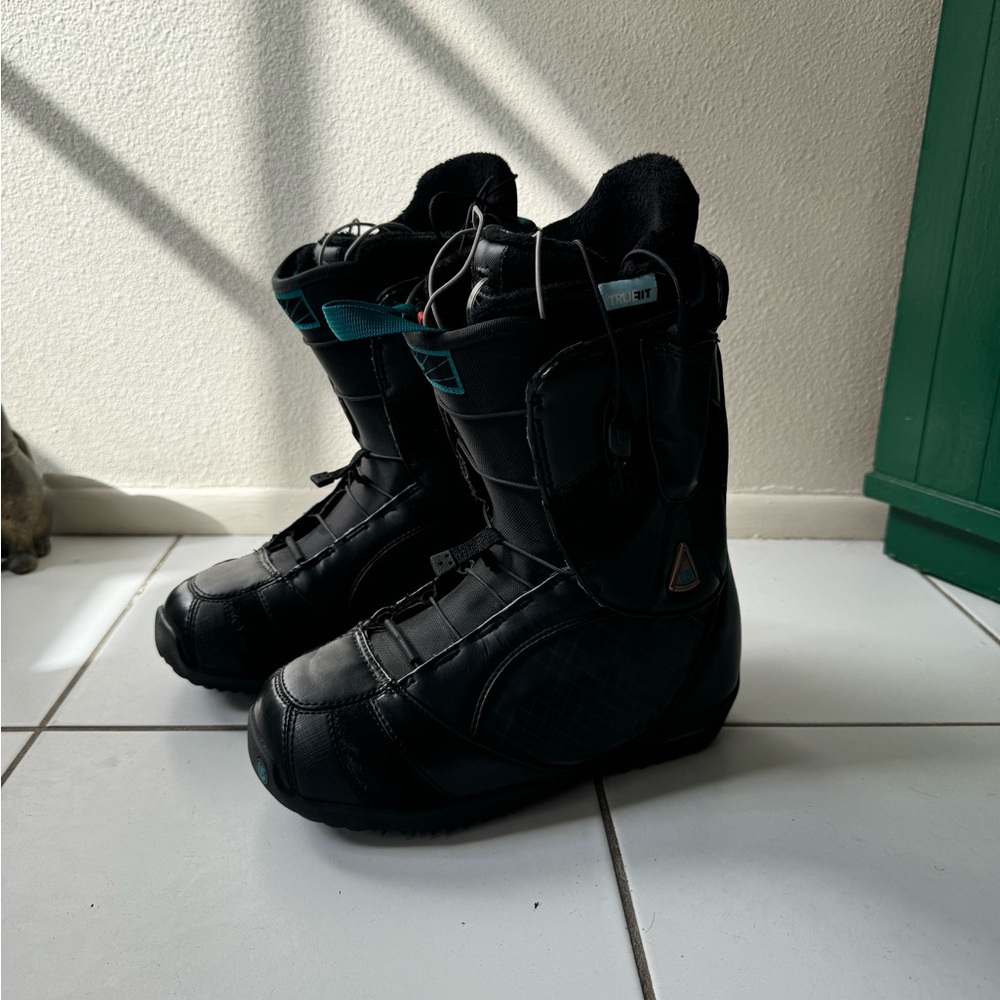 Women’s snowboarding boots